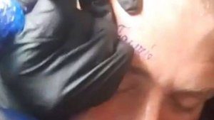 Tatuagem-na-testa-300x169 Irlandês revolta ao tatuar nome em morador de rua COMENTÁRIOS: 18/08/2018 às 14h30 •