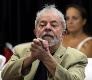 2018-09-10T140935Z_1_LYNXNPEE8913U_RTROPTP_3_BRAZIL-POLITICS-LULA-300x260 Lewandowski autoriza Lula a conceder entrevista para jornal