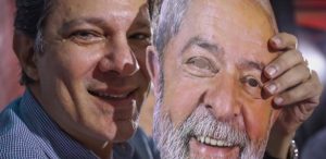 fernando-haddad-posa-para-foto-segurando-mascara-com-o-rosto-do-ex-presidente-lula--300x146 PT deve trocar Lula por Haddad hoje