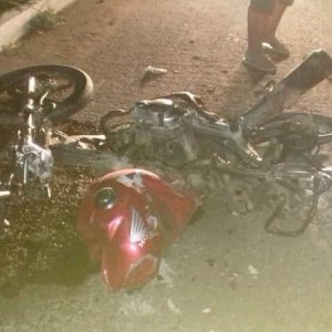 motocicleta-casal-queimada-acidente-465x465-300x300 Homem e mulher grávida de 4 meses morrem em acidente na Paraíba