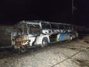 onibus-1-696x522-300x225 INSEGURANÇA: Ônibus incendiado e arrastão na UFPB marcam noite de quarta na capital