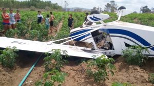 queda-aviao-guarabira-pb-300x169 Avião de pequeno porte cai em plantação e deixa feridos em Guarabira, PB