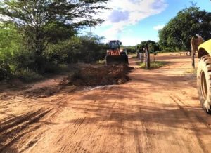 timthumb-8-300x218 Secretaria de Agricultura segue com recuperação de estradas e outros serviços em Monteiro