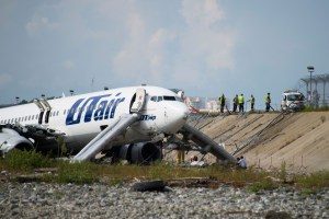 utair-300x200 Avião pega fogo ao pousar em Sochi e deixa feridos
