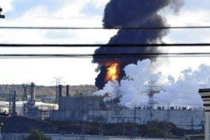 2d55770a6ed5b157fe40f79cd588c37618149f6c-300x200 Explosão e incêndio na maior refinaria do Canadá