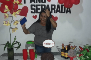 Sem-título-300x198 Separada e feliz: Mulher comemora um ano de separação com bolo de aniversário