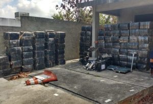 drogas-300x203 Polícia estoura depósitos de drogas com três toneladas de maconha