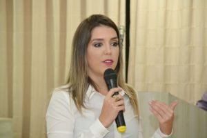 lorena_camara-300x200-300x200 Prefeita Anna Lorena anuncia 14º salário para profissionais da educação em Monteiro