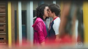 michael-e-santiago-se-beijam-em-malhacao-vidas-brasileiras-1538601933281_v2_900x506-300x169 Paraibano protagoniza primeiro beijo gay entre homens em ‘Malhação’