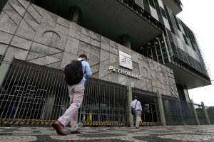 15396143975bc4a6bd43e06_1539614397_3x2_lg-300x200 Privatização não está em questão, diz indicado por Bolsonaro para chefiar Petrobras