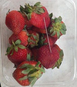 2018-09-18t035233z-643509088-rc11c875b240-rtrmadp-3-australia-strawberries-contamination-265x300 Mulher colocou agulhas em morangos por vingança