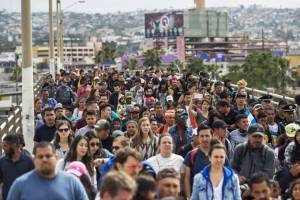 mundo-imigrantes-hondurenhos-20180429-0003-copy-300x200 EUA colocam arame farpado em fronteira