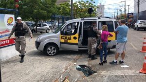 pericia-bptran-joao-pessoa-pb-acidente-van-300x169 Carro escolar capota após batida com carro e deixa feridos em João Pessoa