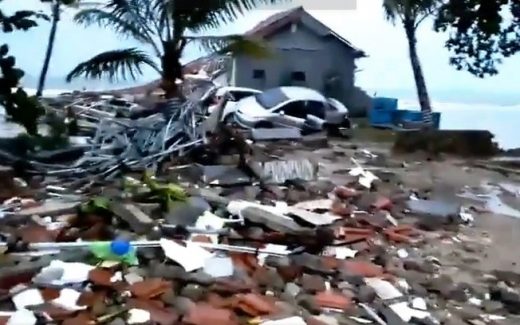 34499yatqu9gzs1q5chbutbkx-520x325 Tsunami atinge Indonésia e deixa 168 mortos e mais de 750 feridos