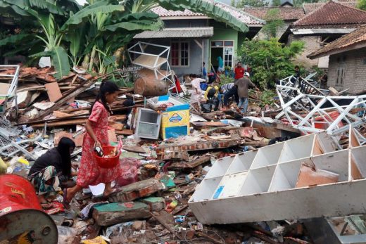 reuters-stringer-520x347 Equipes trabalham 24h nas buscas por sobreviventes na Indonésia
