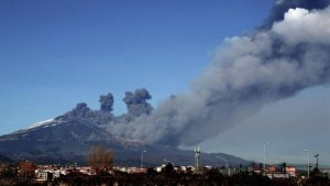 x80411230_Smoke-rises-over-the-city-of-Catania-during-an-eruption-of-the-Mount-Etna-one-of-the-mo.jpg.pagespeed.ic_.VQugzklK1r Monte Etna entra em erupção na Itália