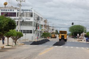 Nova-etapa-asfalto1-300x200 Mais uma etapa da obra de pavimentação asfáltica se inicia na cidade de Monteiro