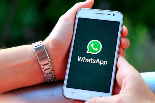 celular-whatsapp-520x347 WhatsApp limita reenvios de mensagens a 5 destinatários