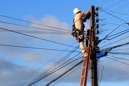 eletricista_da_energisa_walla_santos-520x347 Conta de energia em cidade do Cariri terá aumento médio de 4,36%