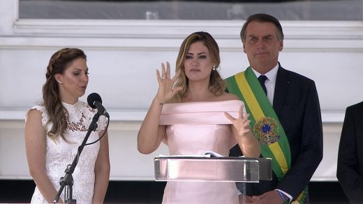michelle1-20190101170957-520x293 Michelle Bolsonaro faz discurso emocionante em libras