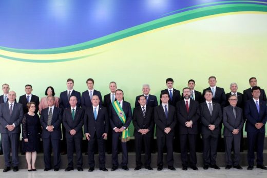 ministros_e_bolsonaro-520x347 Bolsonaro se reúne com ministros nesta terça
