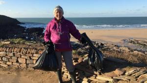 praia-limpa Idosa de 70 anos faz limpeza sozinha em 52 praias