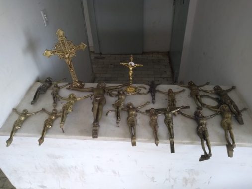 crucifixos-sao-encontrados-em-matagal-na-br-230-na-pb-507x380 Crucifixos são encontrados em matagal na BR-230, na PB