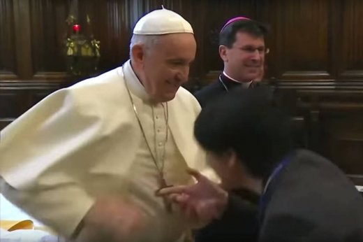 15536452405c9abeb83257e_1553645240_3x2_lg-520x346 Papa acirra polêmica entre alas do Vaticano ao recusar beija-mão