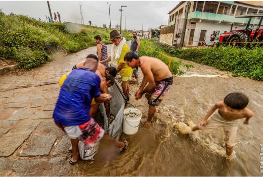 CHUVA-EM-MONTEIRO-520x351 Em Monteiro: Moradores aproveitam enchente para pescar