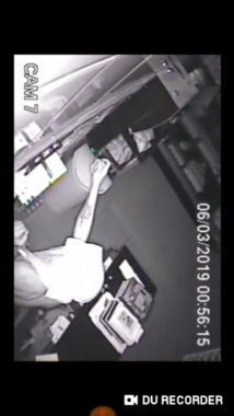 Screenshot_20190306-105408_WhatsApp-214x380 Câmera de segurança flagra homem furtando padaria em Monteiro.