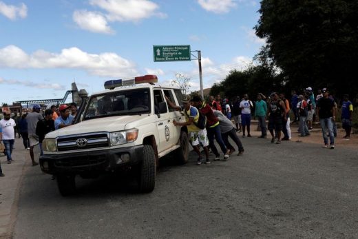 confronto_fronteira_brasil_venezuela_foto_ricardo_moraes-reuters-520x347 Morre terceiro indígena ferido em confronto na Venezuela