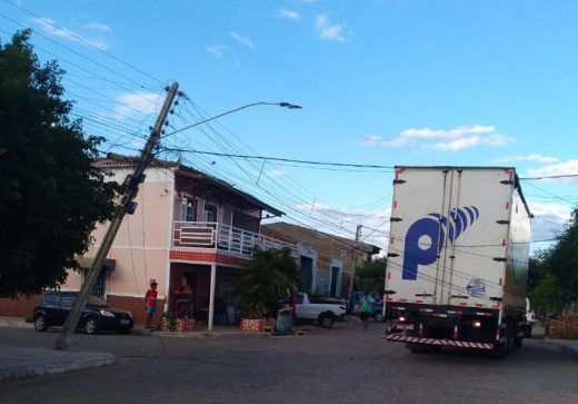 poste-520x363 Caminhão enrosca em fio e deixa bairro sem energia em Monteiro