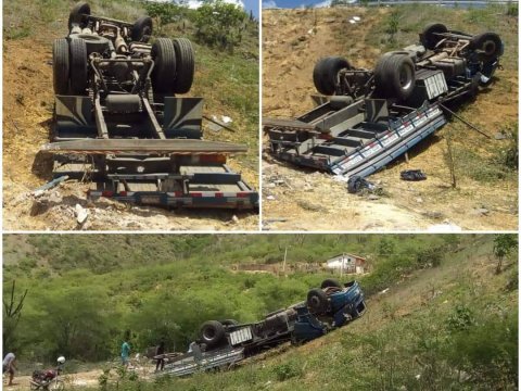 acidente-caminhão-480x360 Caminhão de carga transportando milho cai em barranco na PB