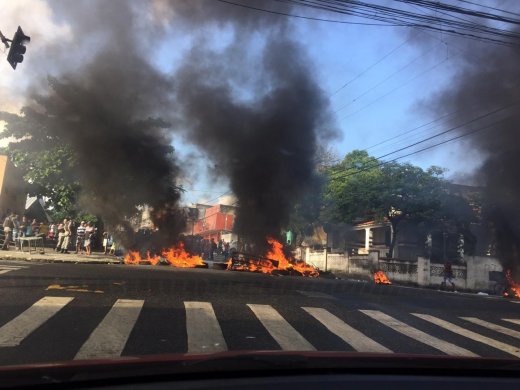 ambulantes-520x390 Ambulantes fazem protesto e queimam pneus em frente ao Ministério Público