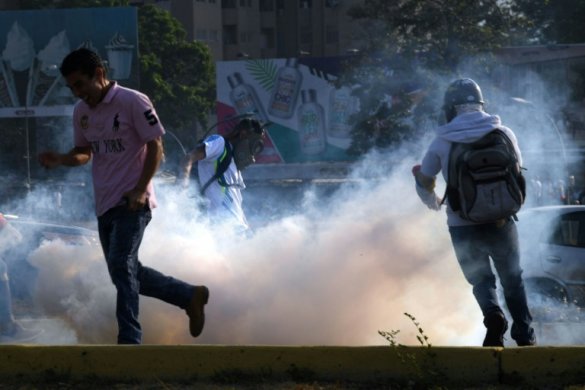 confronto_venezuela-585x390 Blindados avançam contra multidão em ato contra Maduro em Caracas