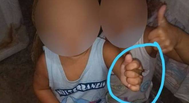crianca-maconha- Mãe é presa após forçar criança de um ano a fumar maconha: Assista o vídeo
