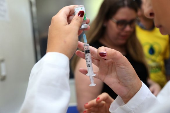 gripe-vacina-1-585x390 Ministério da Saúde abre hoje segunda fase da vacinação contra gripe