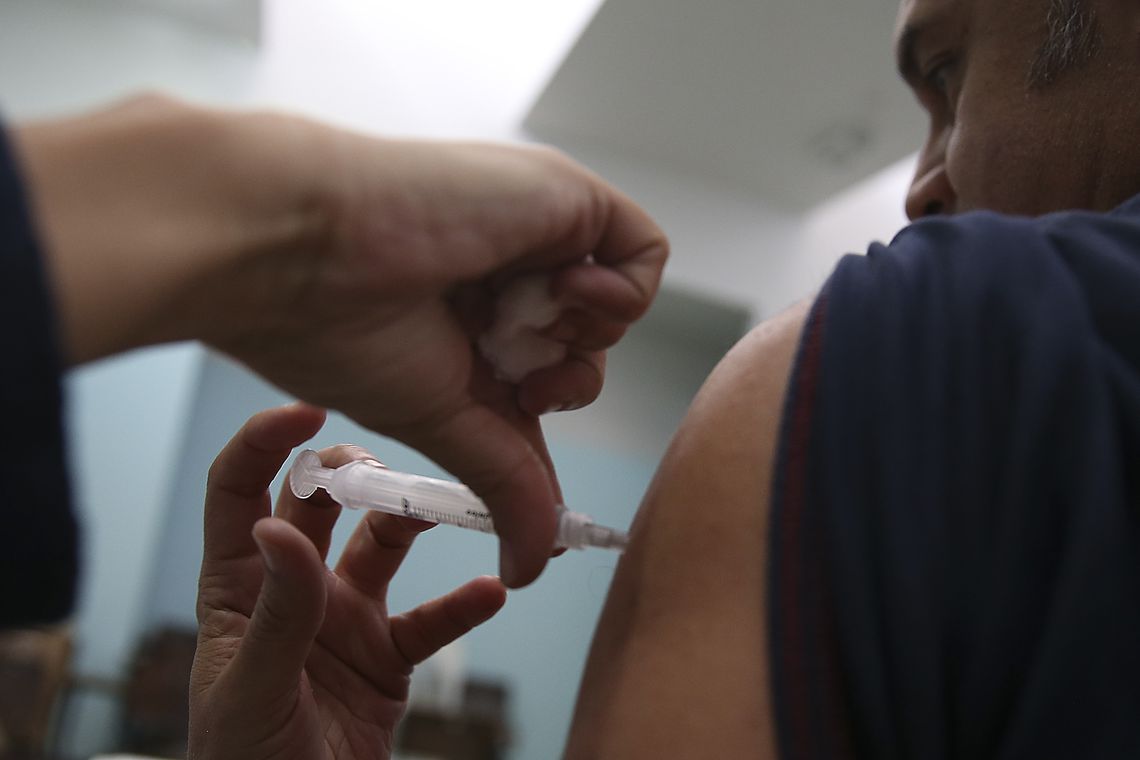 gripe-vacina Câmara aprova projeto que criminaliza o ‘fura-fila’ da vacinação