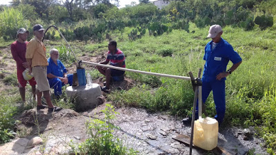 monteiro-zona-rural Secretaria de agricultura de Monteiro faz vazão de poço com 7. 200 litros na comunidade de Serra Branca