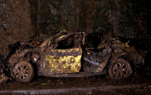 taxi-destruido-520x326 Delegada confirma morte de avó, neta e motorista em táxi soterrado perto do Rio Sul