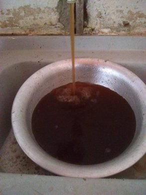 água-suja-monteiro-293x390 População reclama da qualidade da água que é fornecida pela CAGEPA em Monteiro