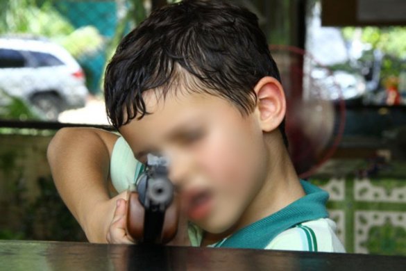 Criançacomarma-585x390 Menor de 13 anos mata amigo de 16 com disparo acidental de espingarda em Sertânia