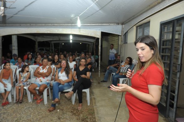 EJA-8-587x390 Prefeita e Secretária de Educação recepcionam novos alunos do EJA na Vila Lafayette