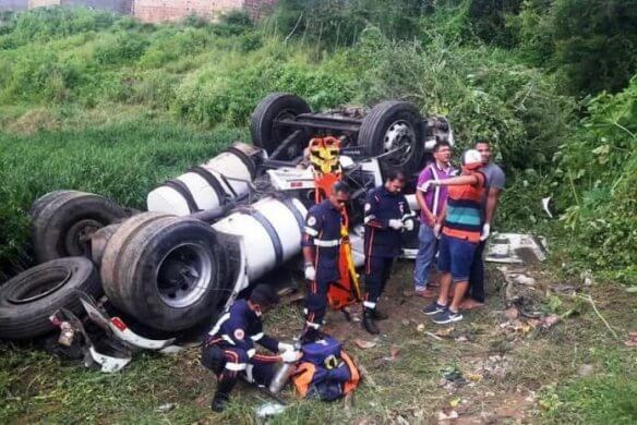 cainhão-ponte-584x390 Motorista de caminhão morre após veículo tombar em ponte na Paraíba