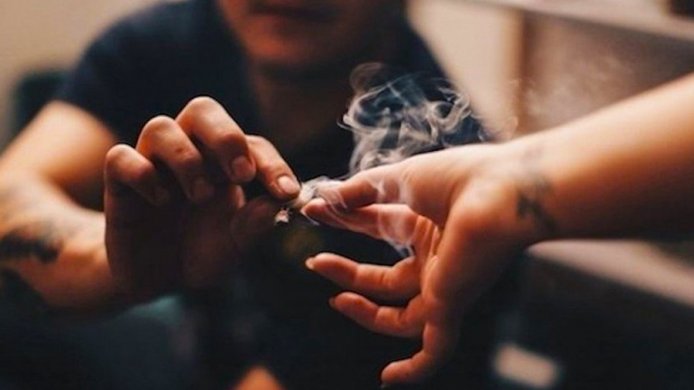 fumar-maconha-nao-te-deixa-ambicioso-smokebuddies-694x390 Menor de 13 anos vai parar no hospital após ter 'overdose de maconha' em Sertânia