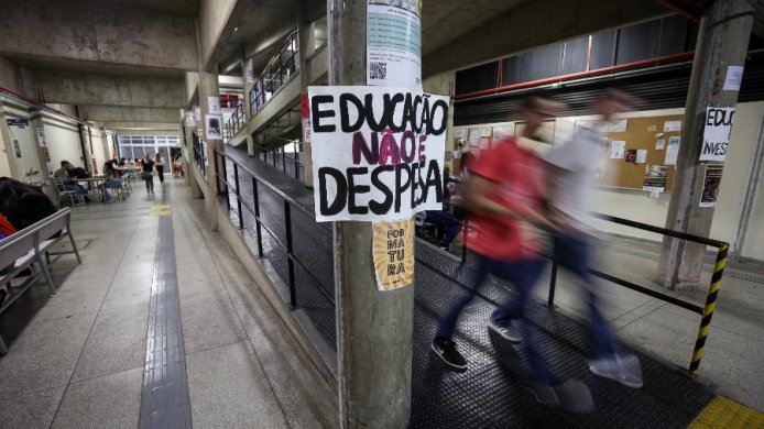 greve-nacional-694x390 Após cortes na educação, governo Bolsonaro enfrenta hoje 1ª greve nacional