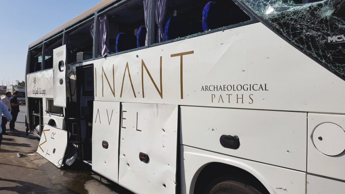 onibus-egito-693x390 Bomba explode perto de ônibus de turismo nos arredores das pirâmides de Gizé e deixa feridos no Egito