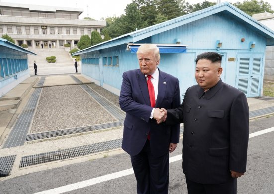 2019-06-30t072911z-607429985-rc1ae89c07a0-rtrmadp-3-northkorea-usa-southkorea-551x390 Trump cruza a fronteira e se torna 1º presidente dos EUA a entrar na Coreia do Norte