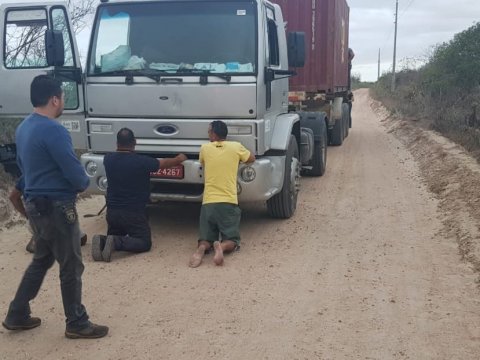CAMINHAO-ASSALTO-480x360 Polícia prende 12 homens e apreende carreta carregada de trilhos de trem no Cariri