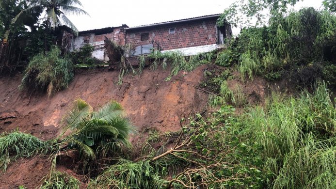 CASAS-693x390 Casas serão demolidas pela Defesa Civil após deslizamento em barreira